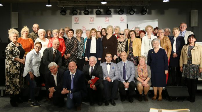 Nowy skład Piaseczyńskiej Rady Seniorów powołany! zdjęcie grupowe nowej rady oraz gości uroczystości