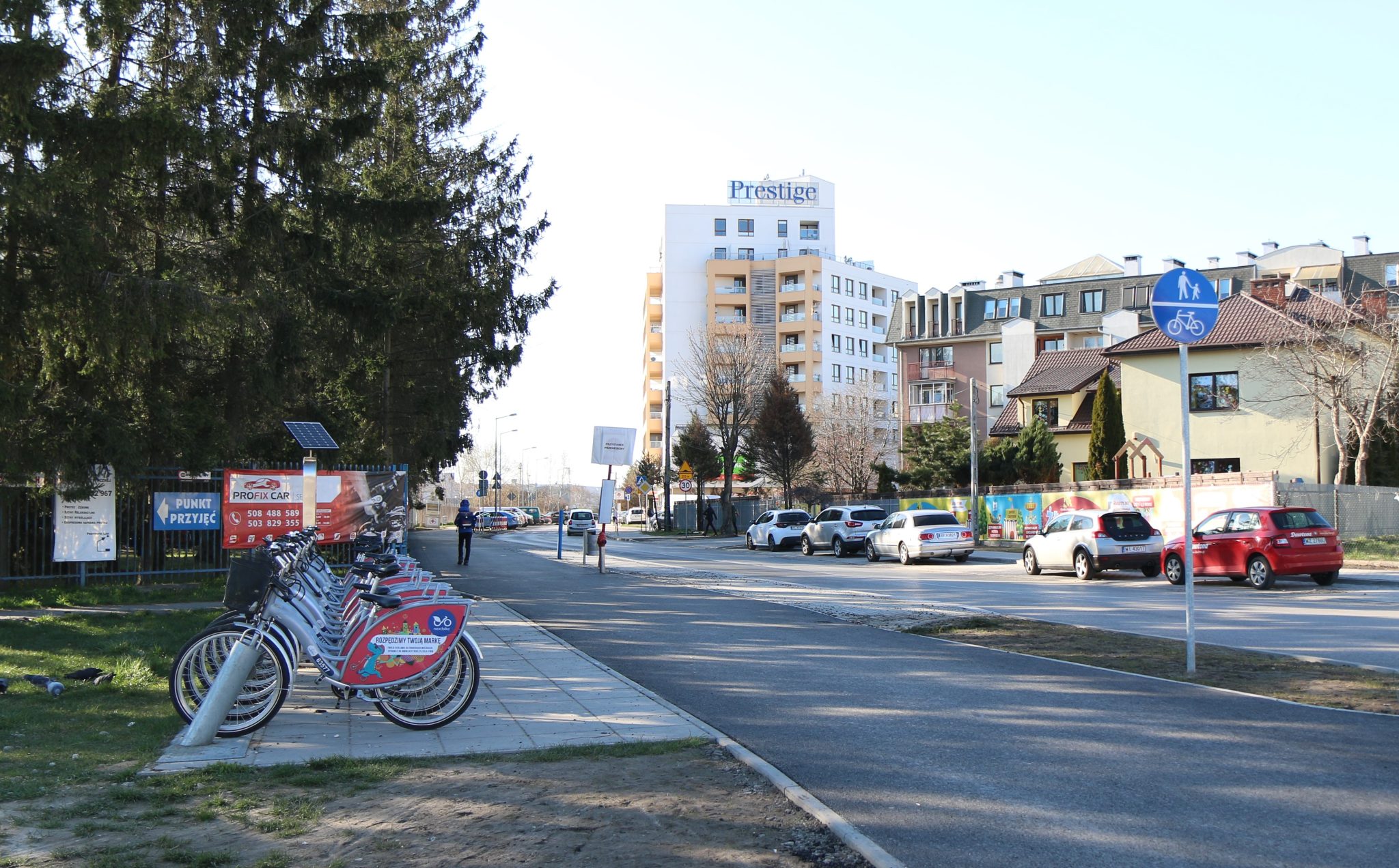 Zaśmiecony teren przy ul. Jarząbka - interweniujemy u właściciela. Na zdjęciu ciag-pieszo rowerowy przy ul. Jarząbka oraz stacja rowerowa.