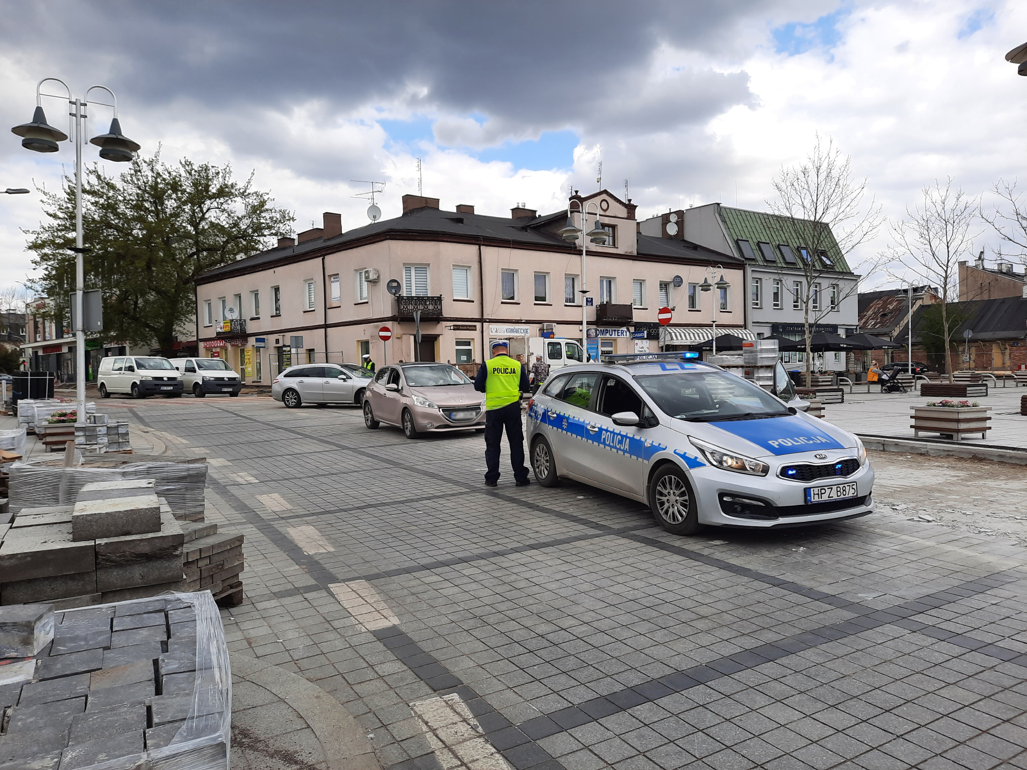 przebudowa ulicy Puławskiej Kościuszki. Policjanci zatrzymują samochody łamiące zakaz.
