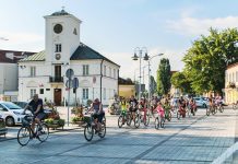 Rowerowe Piaseczno, na zdjęciu rowerzyści, w tle Ratusz w Piasecznie