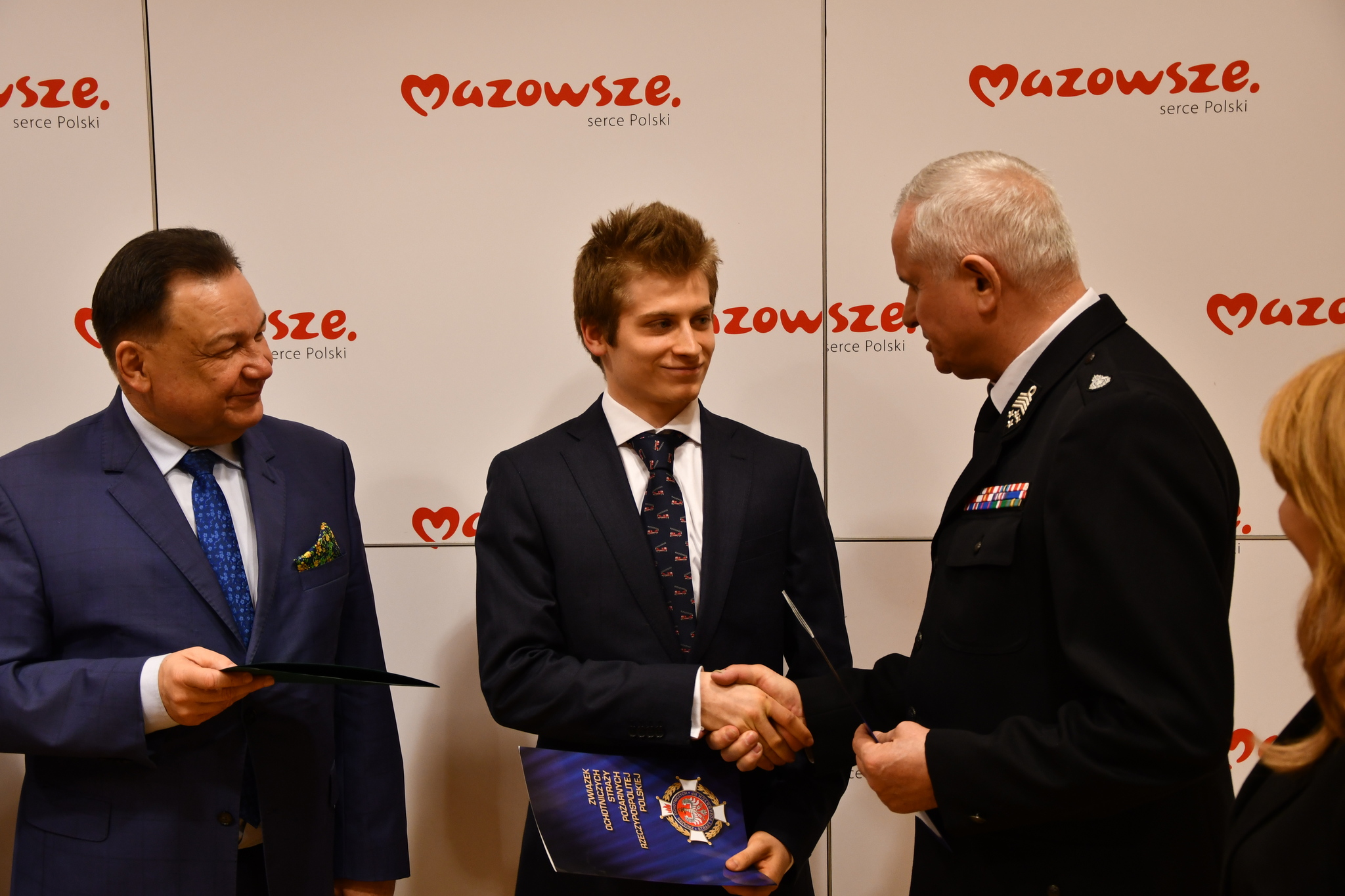 Urząd Marszałkowski Województwa Mazowieckiego. Na zdjęciu nagrodzony, Marszałek Struzik oraz reprezentant strażaków