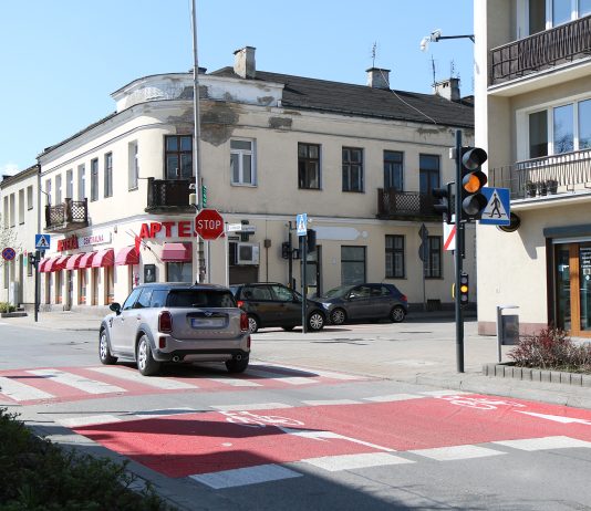 Sygnalizacja świetlna na skrzyżowaniu ulic Kościuszki i Nadarzyńskiej. Na zdjęciu skrzyżowanie, mrugający sygnalizator.