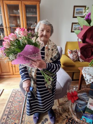 100-latka z Żabieńca. Na zdjęciu Pani Marta z bukietem