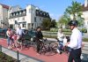 Rowerowe Piaseczno - ostatnia akcja edukacyjna na ścieżkach rowerowych. Na zdjęciu rowerzyści i burmistrz Daniel Putkiewicz.