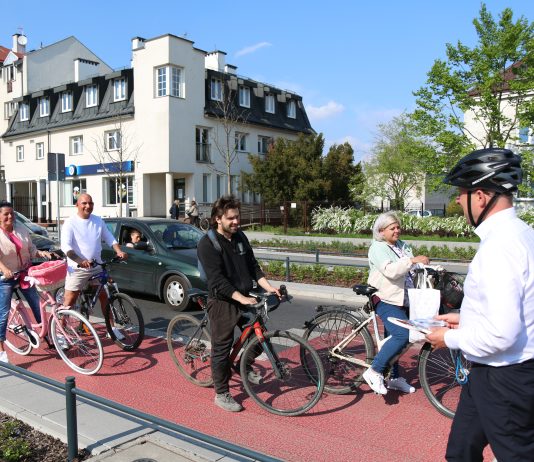 Rowerowe Piaseczno - ostatnia akcja edukacyjna na ścieżkach rowerowych. Na zdjęciu rowerzyści i burmistrz Daniel Putkiewicz.