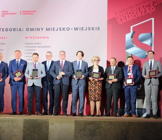 grupa samorządowców na scenie.