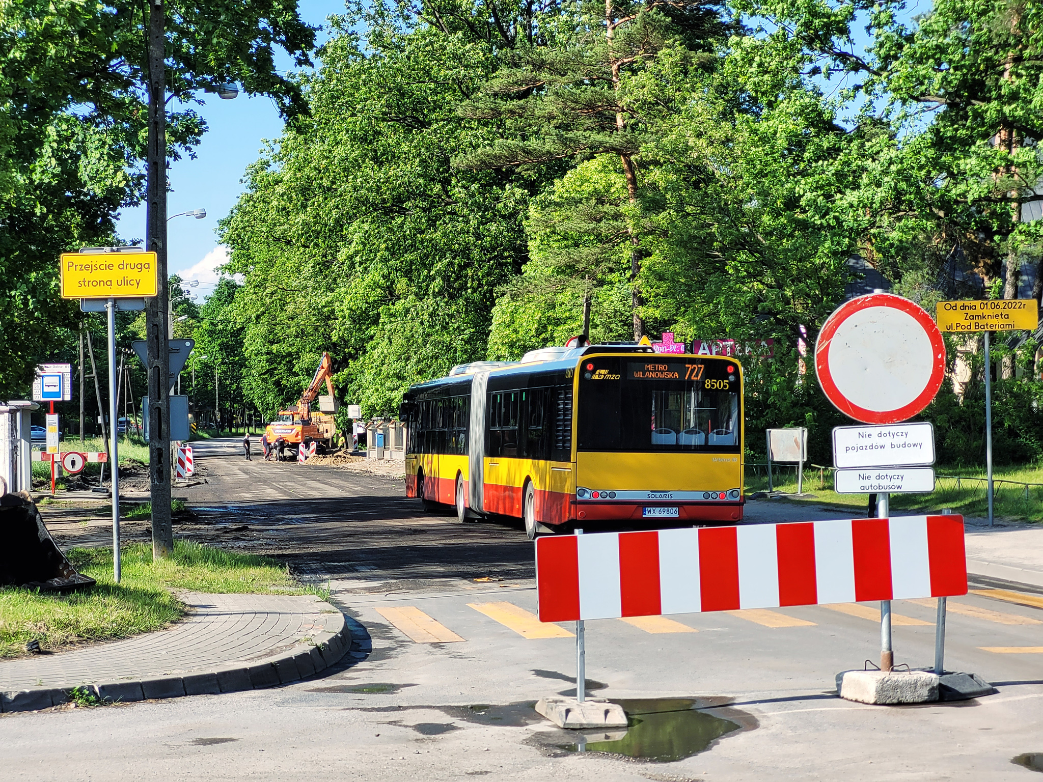 Przejazd autobusu 727 remontowaną ulicą Pod Bateriami w Zalesiu Dolnym. Dopuszczony ruch tylko dla autobusów.