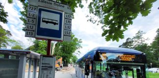 Na zdjęciu przystanek autobusowy Zalesie Dolne 02 z autobusem L13 jadącym w kierunku Piaseczna