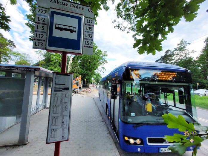 Na zdjęciu przystanek autobusowy Zalesie Dolne 02 z autobusem L13 jadącym w kierunku Piaseczna
