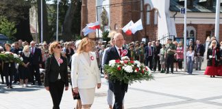Święto Konstytucji 3 Maja. Na zdjęciu delegacja z kwiatami, z burmistrzem Danielem Putkiewiczem i wiceburmistrz Hanną Kułakowską Michalak