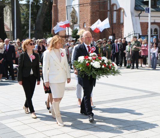 Święto Konstytucji 3 Maja. Na zdjęciu delegacja z kwiatami, z burmistrzem Danielem Putkiewiczem i wiceburmistrz Hanną Kułakowską Michalak