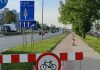 Remontujemy ścieżkę rowerową na ul. Puławskiej. Na zdjęciu ściezka rowerowa, szlaban z zakazem ruchu dla rowerów.
