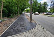 Przedłużamy ścieżkę rowerową na ul. Dworcowej. Na zdjęciu wykonana asfaltowa ścieżka.