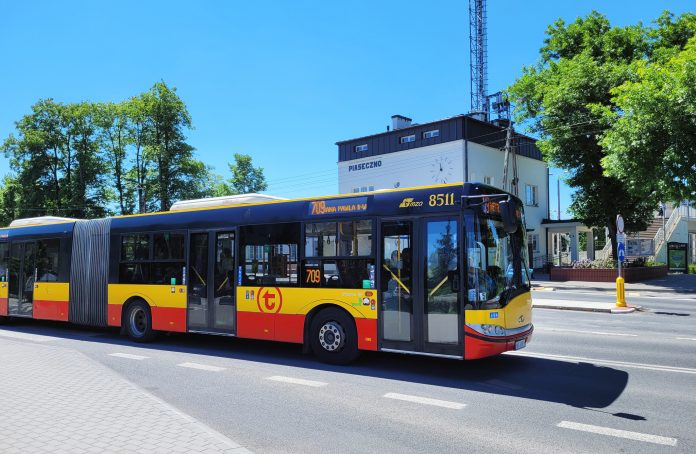ilustracja - autobus 709 przy dworcu PKP Piaseczno