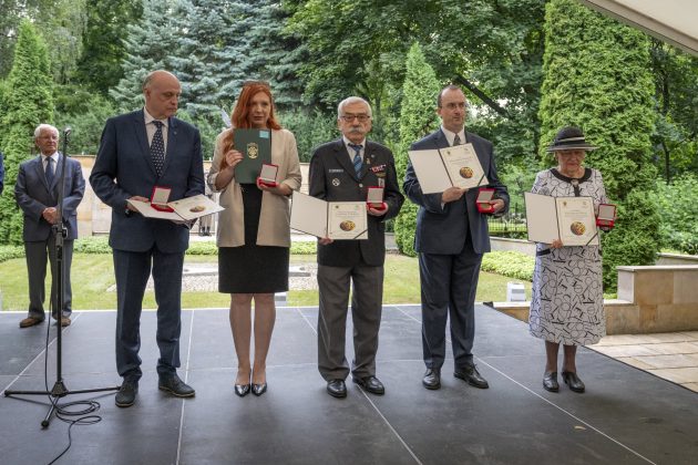 Agnieszka Cubała odznaczona medalem "Orzeł Pęcicki" . Na zdjęciu pięcioro odznaczonych na scenie.