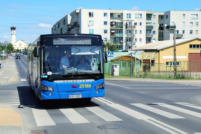 Autobus L13 na skrzyżowaniu ulic Dworcowej z Nadarzyńskiej