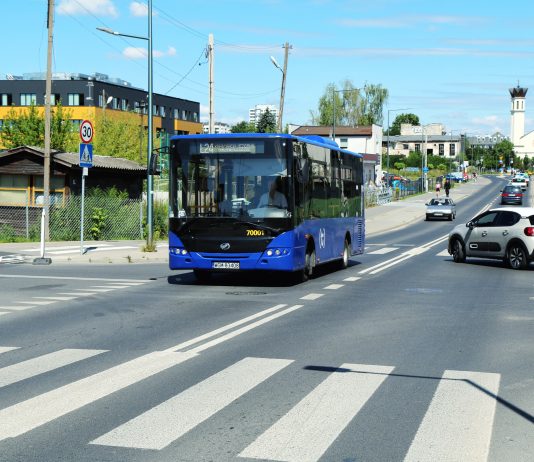 Autobus L24 na skrzyżowaniu ulic Dworcowej z Nadarzyńską