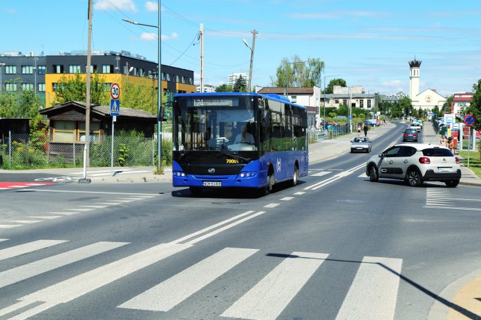 Autobus L24 na skrzyżowaniu ulic Dworcowej z Nadarzyńską