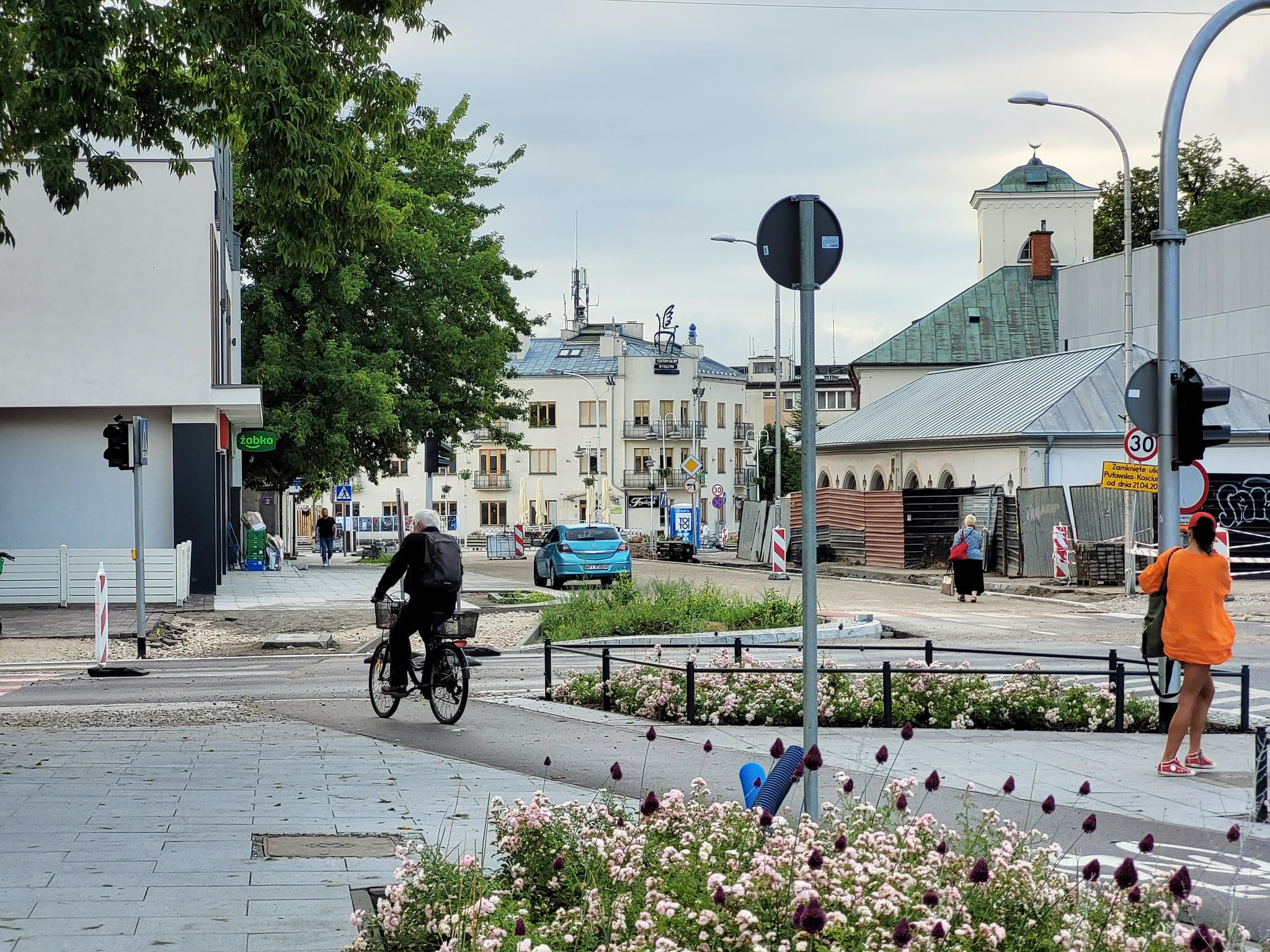Jazda na rowerze pod prąd na ulicy Puławskiej w Piasecznie