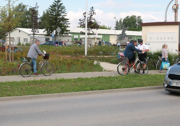 Rowerzyści łamiący przepisy będą karani. Na zdjęciu strażnicy karający mandatem rowerzystów jadących rowerem po chodniku.