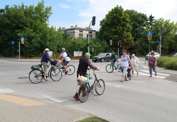 Rowerzyści łamiący przepisy będą karani. Na zdjęciu rowerzyści i piesi na przejściu.