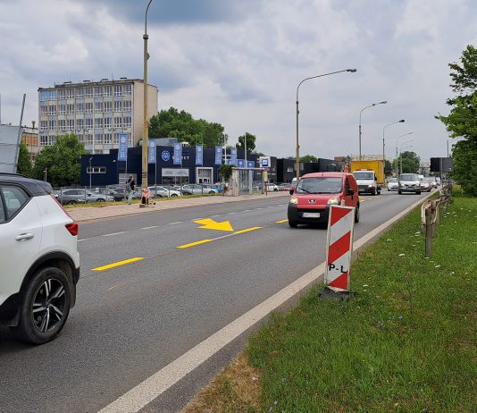 Zmiana organizacji ruchu na ul. Puławskiej. Na zdjęciu ulica i samochody.