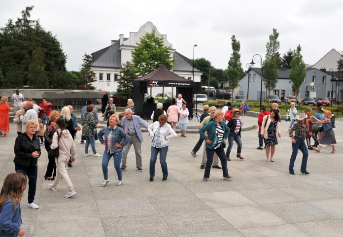 Potańcówka na Kisielu. na zdjęciu osoby tańczące na placu.