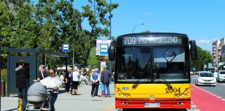 Autobus 709 na ulicy Puławskiej w Piasecznie, przy przystanku Szkolna i jadący w kierunku PKP Piaseczno