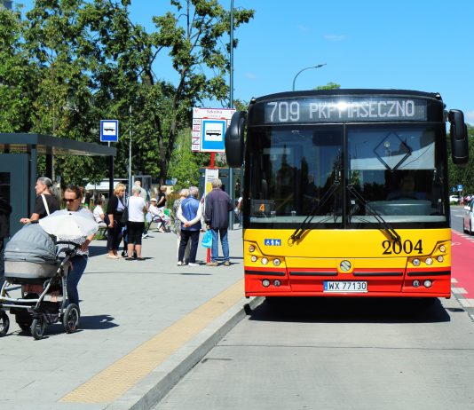 Autobus 709 na ulicy Puławskiej w Piasecznie, przy przystanku Szkolna i jadący w kierunku PKP Piaseczno