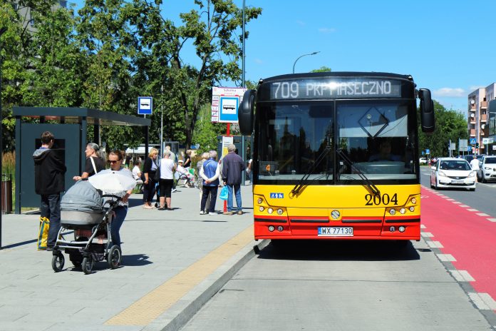 Autobus 709 na ulicy Puławskiej w Piasecznie, przy przystanku Szkolna i jadący w kierunku PKP Piaseczno
