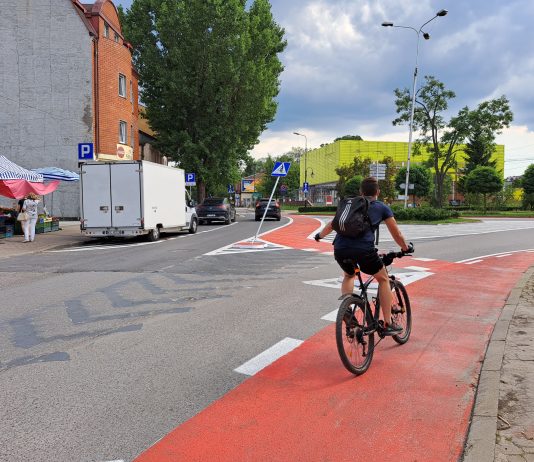 pas rowerowy Kościuszki. Na zdjeciu rowerzysta na pasie rowerowym