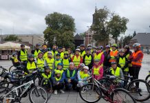 Europejski Tydzień Mobilności. N azdjęciu duża grupa rowerzystów ubranych w odblaskowe kamizelki.