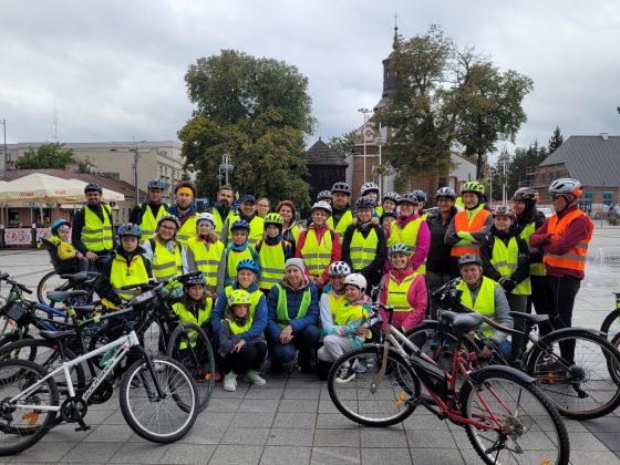 Europejski Tydzień Mobilności. N azdjęciu duża grupa rowerzystów ubranych w odblaskowe kamizelki.