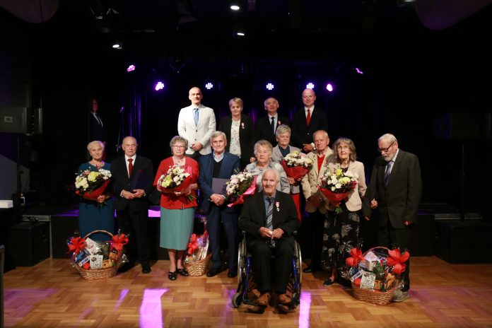 Odznaczeni jubilaci zdjęcie grupowe uhonorowanych par
