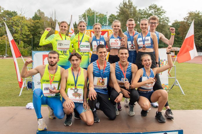 grupa zwycięskich sportowców z medalami