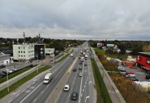 Buspas Puławska. Zdjęcie z drona - ulica Puławska, wyznaczony buspas, jadące samochody.