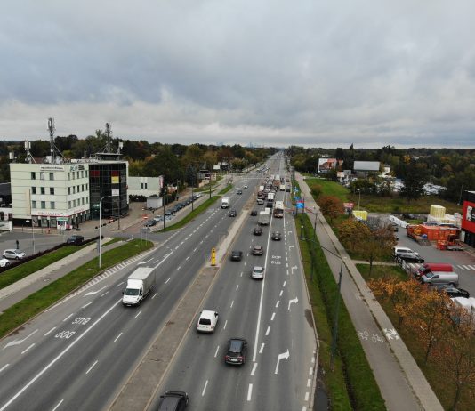 Buspas Puławska. Zdjęcie z drona - ulica Puławska, wyznaczony buspas, jadące samochody.