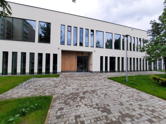 Dni otwarte w Centrum Aktywności Seniora Dom Seniora. Na zdjęciu budynek z duża ilością przeszklonych powierzchni.