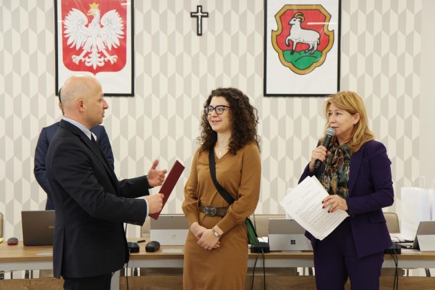 stypendystka w kategorii muzyka odbiera dyplom od burmistrza
