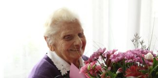 100 -latka z bukietem fioletowych kwiatów