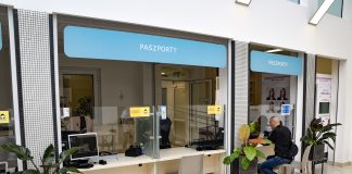 Punkt Paszportowy w Piasecznie. Na zdjęciu punkty obsługi klienta w starostwie.