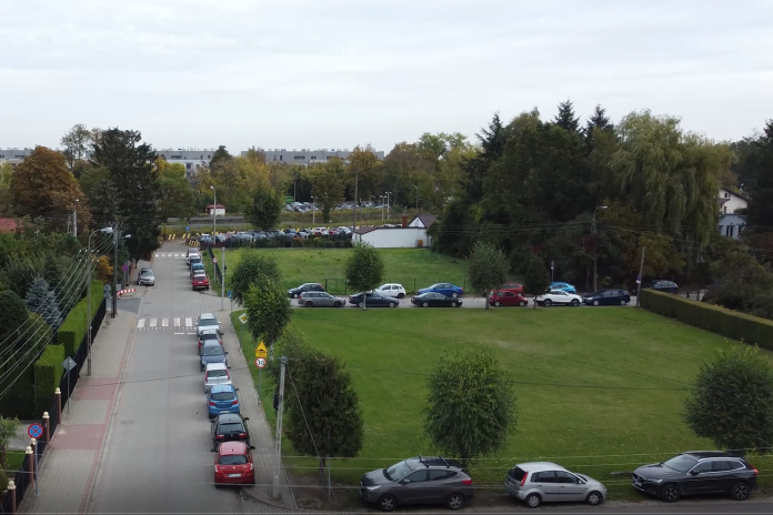 Chełmońskiego. Na zdjęciu z drona ulice i licznie parkujące samochody.