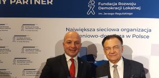 ranking. na zdjęciu dwóch męzczyzn - burmistrz Daniel Putkieiwcz i marszałek województwa Adam, Struzik