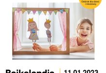Na plakacie dziewczynka bawiąca się w teatrzyk lalek