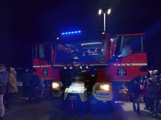 Nowy wóz strażacki podświetlony niebieskimi lampami