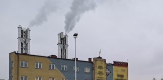 PCU Piaseczno. Na zdjęciu budynek ciepłowni z komi8nami i lecącym z nich dymem.