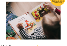 Na plakacie dziecko oglądające kolorowe obrazki w książce