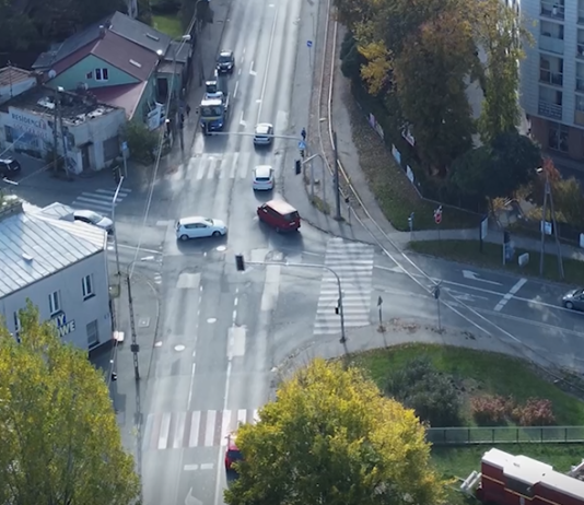 Sienkiewicza. Na zdjęciu z drona widok na skrzyżowanie dróg, samochody.