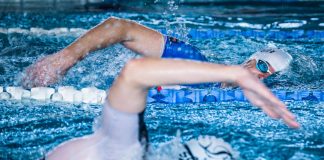 Indoor Triathlon Piaseczno fotografia dwojga pływaków w basenie podczas rywalizacji sportowej