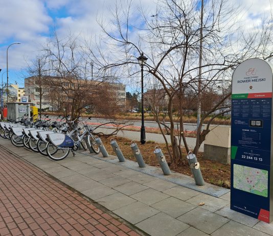 Piaseczyński Rower Miejski. Na zdjęciu stacja rowerowa z rowerami.